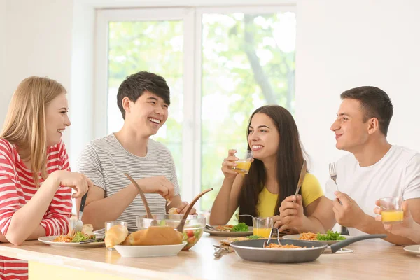 Friends Eating Table Kitchen — Stock Photo, Image