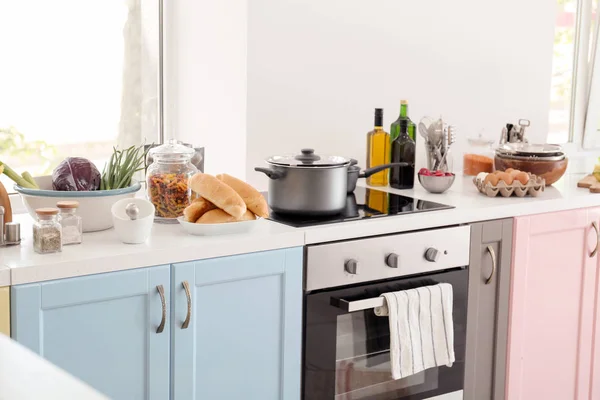 Elektrisch Fornuis Met Stewpan Producten Tafel Moderne Keuken — Stockfoto