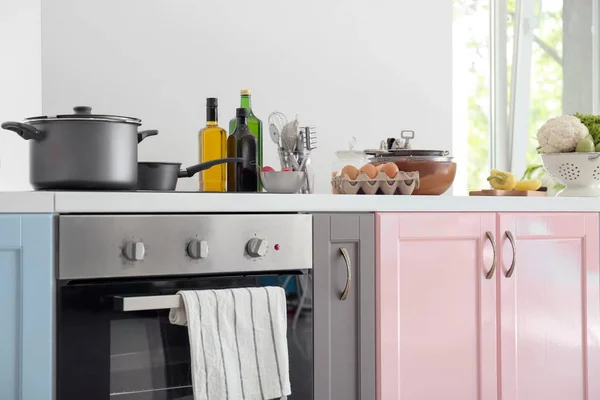 Kompor Listrik Dengan Steak Dan Produk Atas Meja Dapur Modern — Stok Foto