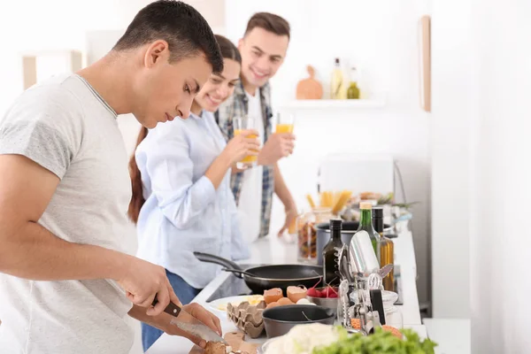 Junger Mann Kocht Mit Freunden Küche — Stockfoto