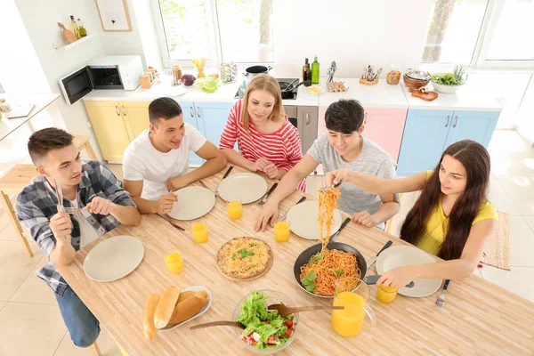 Amigos Comiendo Mesa Cocina — Foto de Stock