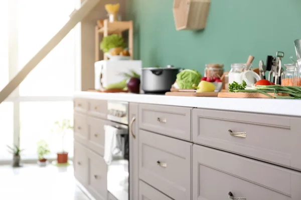 モダンな家具とキッチンのインテリアで新鮮な製品 — ストック写真