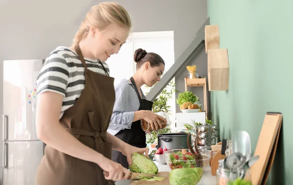 Amigos Cocinando Juntos Cocina —  Fotos de Stock