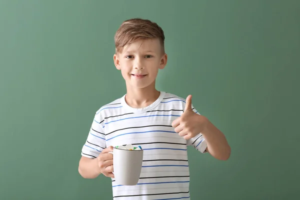 Söt Liten Pojke Med Kopp Varm Kakao Dryck Visar Tummen — Stockfoto