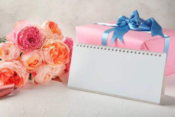 Vackra Blommor Tom Kalender Och Presentförpackning Bord — Stockfoto