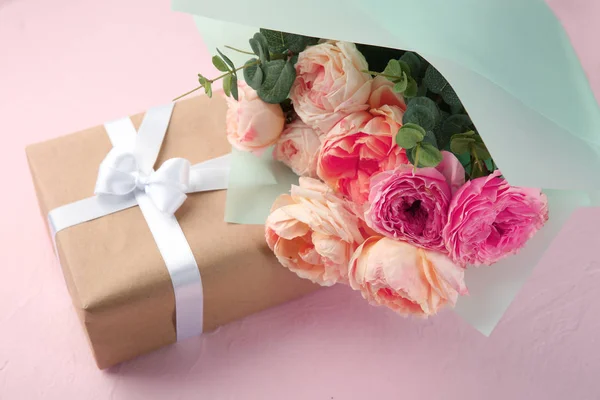 Vackra Blommor Och Presentförpackning Färgbakgrund — Stockfoto