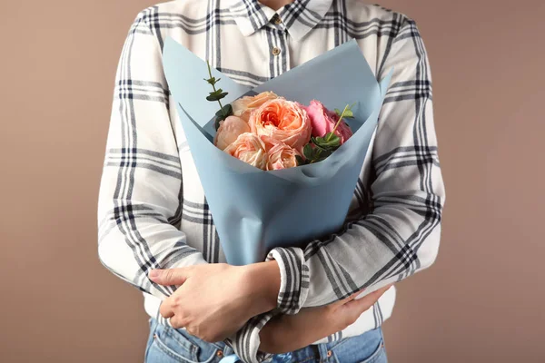 Junge Frau Hält Strauß Schöner Blumen Auf Farbigem Hintergrund — Stockfoto