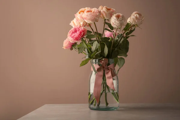 Ваза Букетом Красивих Троянд Столі Кольоровому Фоні — стокове фото