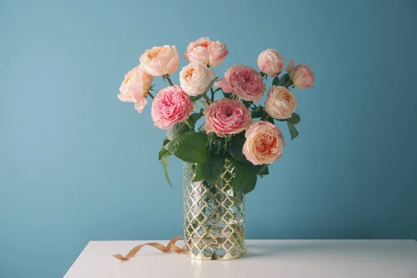 桌上有漂亮玫瑰花的花瓶 衬托色彩背景 — 图库照片