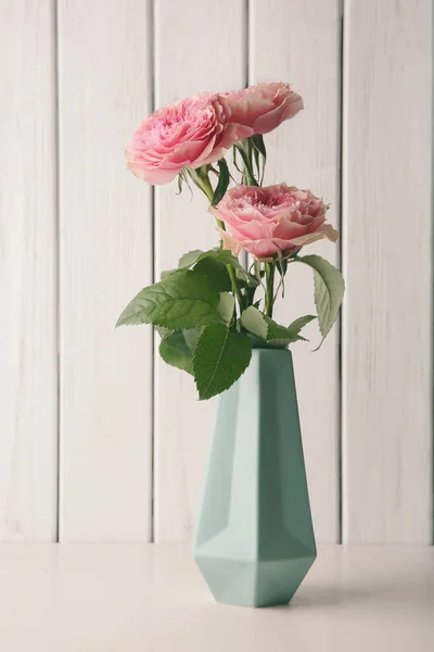 Florero Con Ramo Hermosas Rosas Sobre Mesa Sobre Fondo Madera — Foto de Stock