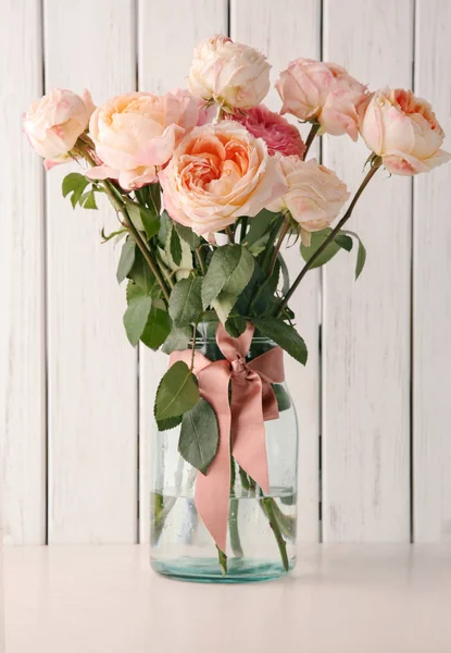 Vase Bouquet Beautiful Roses Table Wooden Background — Stock Photo, Image