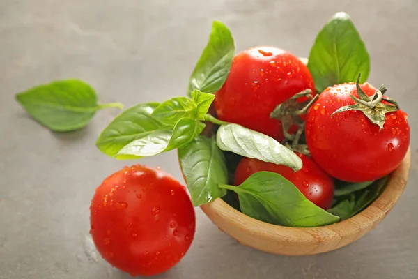 Miska Świeżą Bazylią Pomidory Szarym Tle — Zdjęcie stockowe