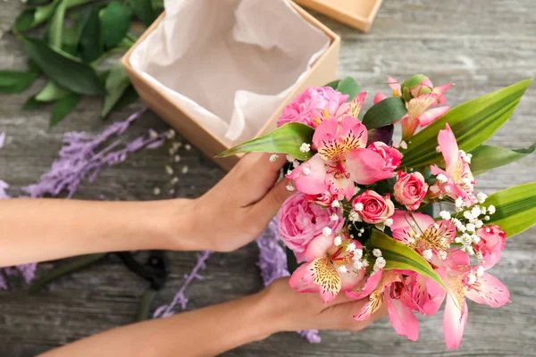 Vrouwelijke Bloemist Voorbereiding Doos Met Mooie Bloemen Tafel Close — Stockfoto