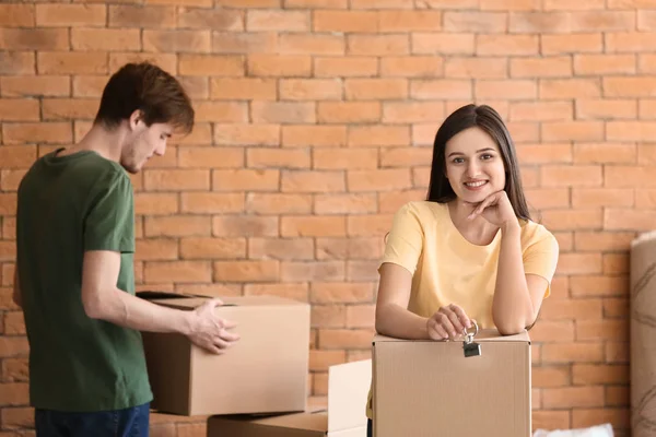 Young Happy Couple Key New House Moving Boxes Indoors — Stock Photo, Image