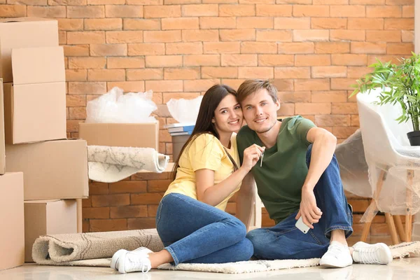 Junges Glückliches Paar Mit Schlüssel Und Umzugskartons Auf Teppich Neuen — Stockfoto