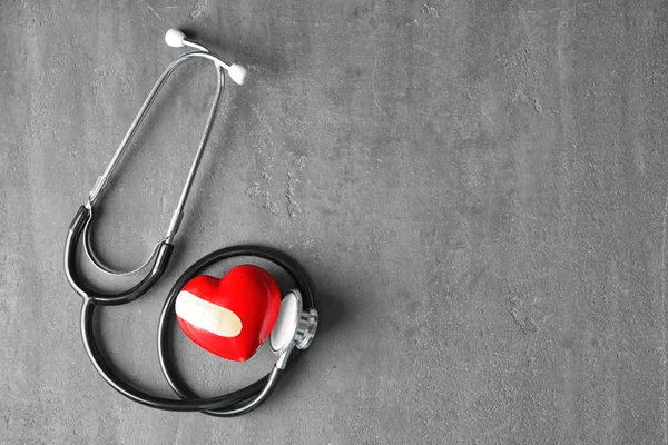 Rotes Herz Und Stethoskop Auf Grauem Hintergrund Gesundheitskonzept — Stockfoto
