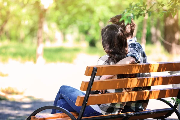 Young Couple Resting Bench Green Park — Stock Photo, Image