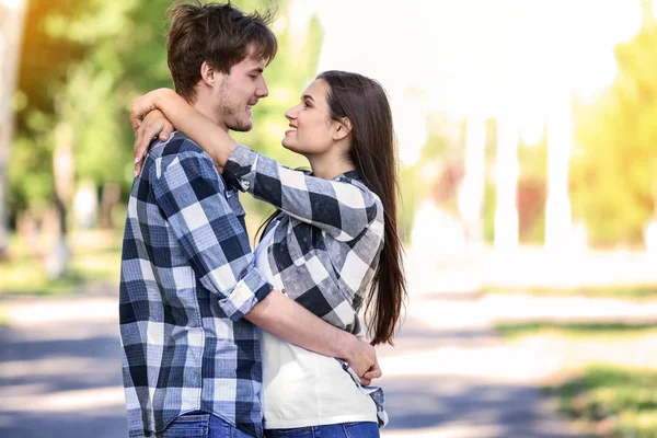 Joyeux Jeune Couple Dans Parc Verdoyant Jour Ensoleillé Printemps — Photo