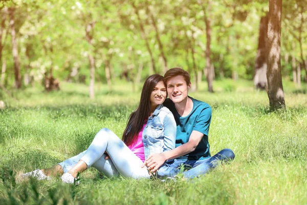 Jovem Casal Feliz Descansando Parque Verde — Fotografia de Stock