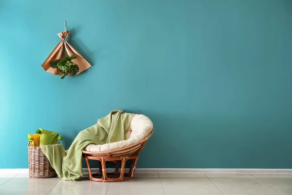 Wygodny Fotel Wiklinowym Koszu Pobliżu Kolor Ściany — Zdjęcie stockowe