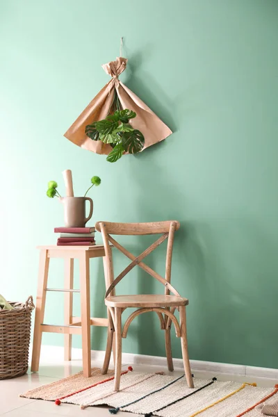 室内での色の壁の近くのスタイリッシュな木製家具 — ストック写真