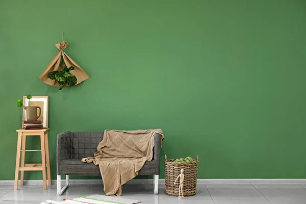 色の壁の近くの快適なソファ付きのリビング ルームのインテリア — ストック写真