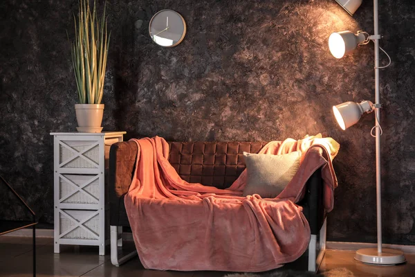 Bequemes Sofa Der Nähe Dunkler Wand Innenraum — Stockfoto
