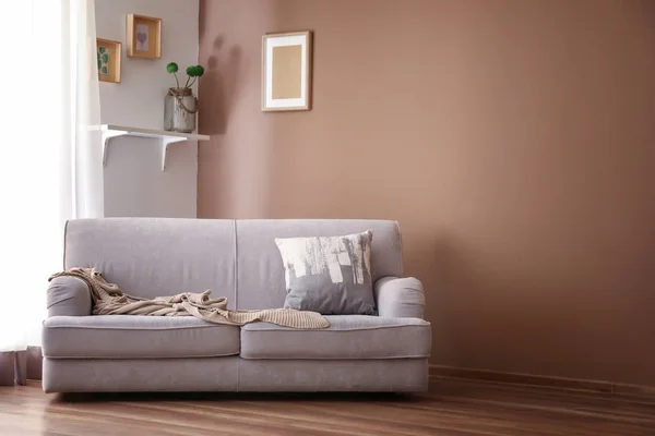 Bequemes Sofa Der Nähe Der Wand Wohnzimmer — Stockfoto