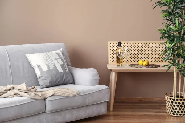 Gemütliches Sofa Und Holztisch Mit Einer Flasche Wein Wohnzimmer — Stockfoto