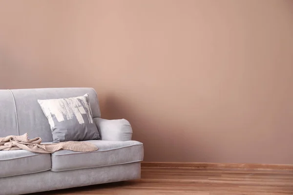 Oturma Odasında Renk Duvarının Yakınında Rahat Kanepe — Stok fotoğraf
