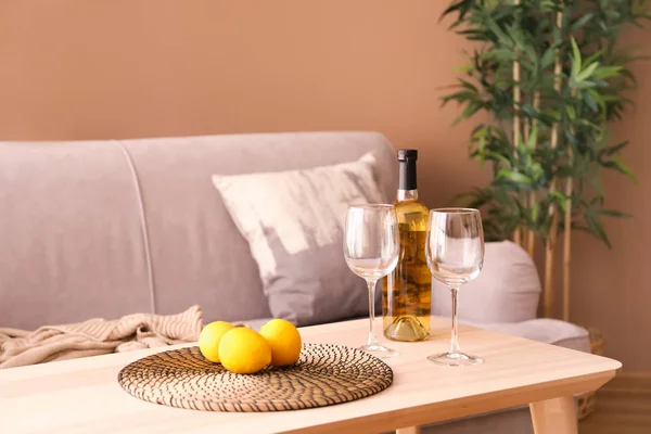 Holztisch Mit Gläsern Flasche Wein Und Zitronen Wohnzimmer — Stockfoto