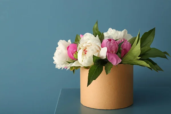 Caja Con Hermosas Flores Peonía Mesa Contra Fondo Color — Foto de Stock