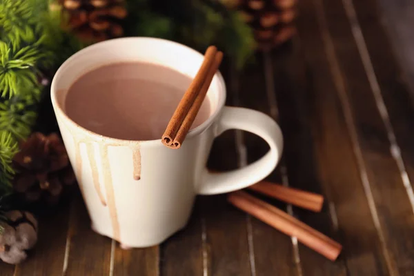 Secangkir Coklat Panas Dengan Tongkat Kayu Manis Atas Meja Kayu — Stok Foto