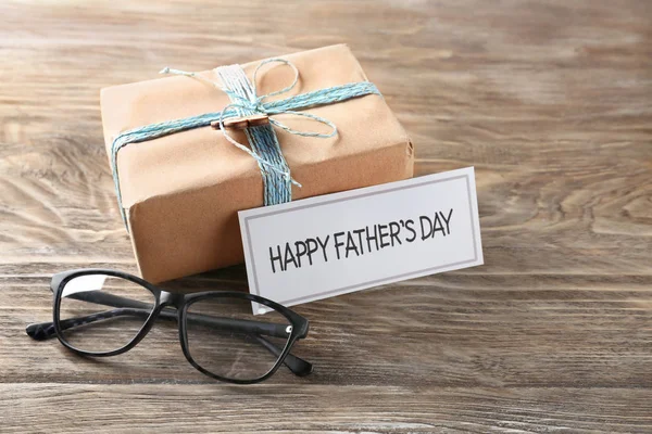 Caja Regalo Con Vasos Tarjeta Happy Father Day Mesa Madera — Foto de Stock