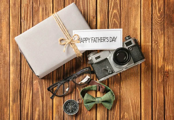 ギフト用の箱 写真カメラ 木製の背景に男性のアクセサリー 幸せな父の日のお祝い — ストック写真