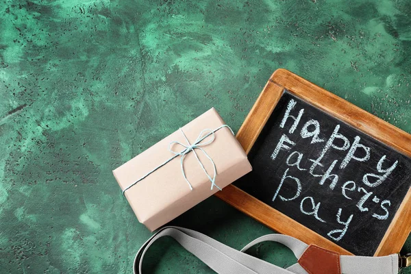 Feliz Día Del Padre Inscripción Pizarra Con Tirantes Caja Regalo — Foto de Stock