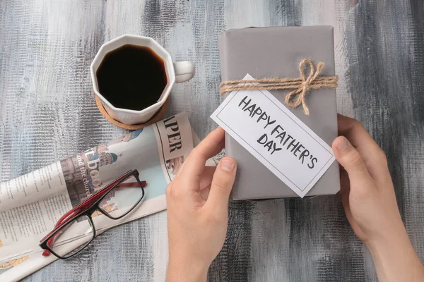 Confezione Regalo Uomo Con Cartolina Giorno Buon Padre Sul Tavolo — Foto Stock