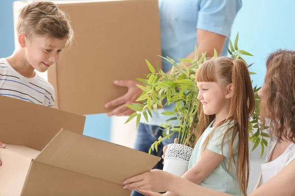 Happy Family Unpacking Box Moving New House — Stock Photo, Image