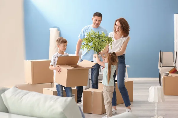 Família Feliz Com Caixas Papelão Dentro Casa Mudando Para Casa — Fotografia de Stock