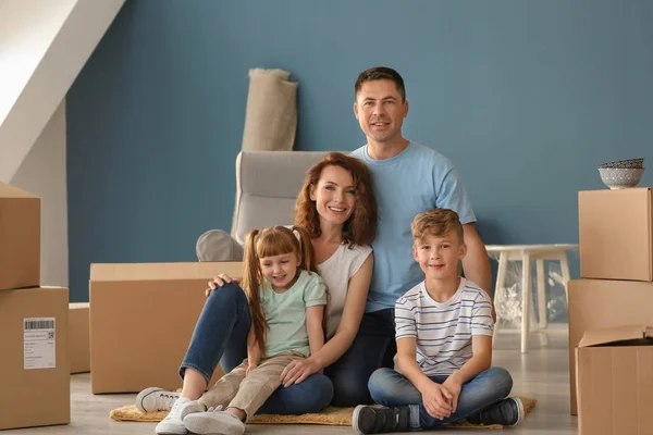 Família Feliz Com Caixas Papelão Dentro Casa Mudando Para Casa — Fotografia de Stock