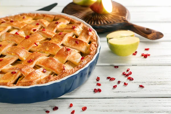 Plat Avec Délicieuse Tarte Aux Pommes Sur Fond Bois — Photo