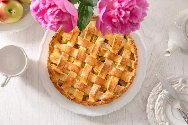 Prato Com Deliciosa Torta Maçã Mesa Madeira — Fotografia de Stock