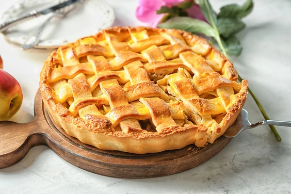 Tafel Mit Leckerem Apfelkuchen Auf Hellem Hintergrund — Stockfoto