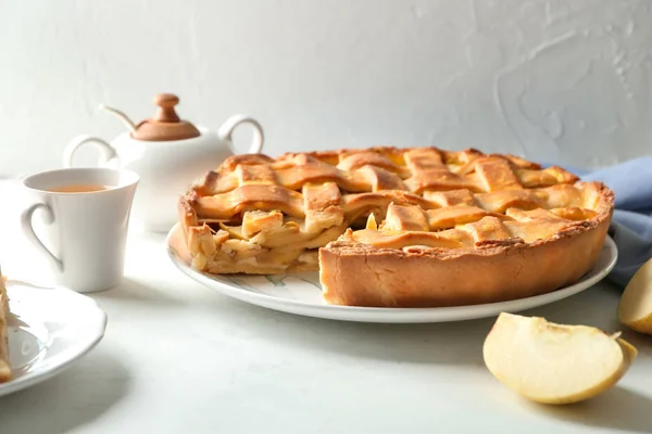 Тарелка Вкусным Яблочным Пирогом Столе — стоковое фото