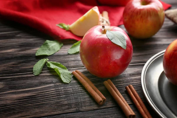 Fresh Ripe Apples Cinnamon Wooden Table — Stock Photo, Image