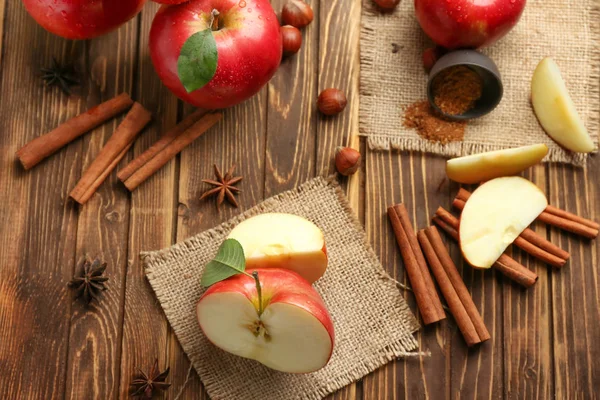 Frische Reife Äpfel Und Zimt Auf Holztisch — Stockfoto