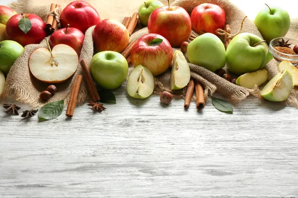 Frische Reife Äpfel Und Zimt Auf Holzgrund — Stockfoto