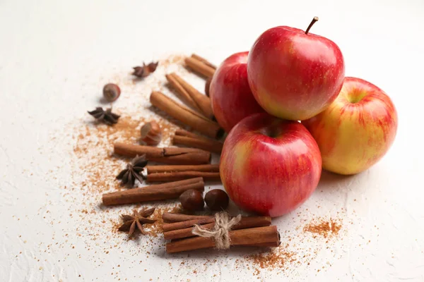 Frische Reife Äpfel Und Zimt Auf Hellem Hintergrund — Stockfoto