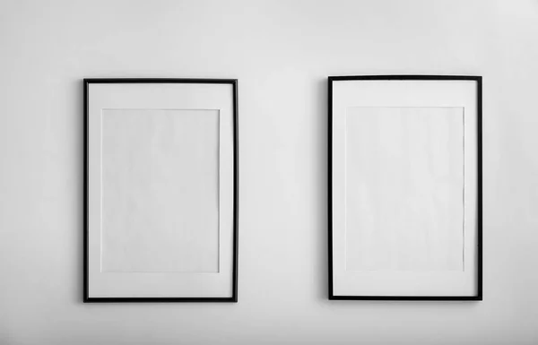 Bingkai Foto Kosong Tergantung Dinding Putih — Stok Foto