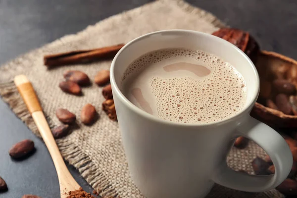 Copa Delicioso Cacao Caliente Sobre Fondo Gris Primer Plano — Foto de Stock